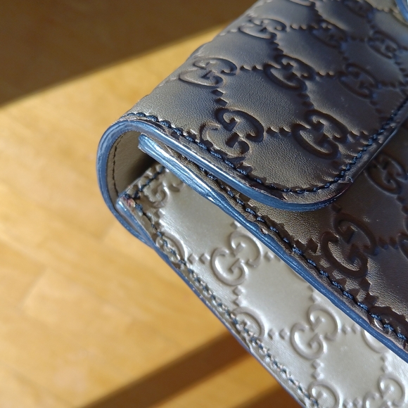 Gucci medium Emily gold embossed shoulder bag - Picture 8 of 16